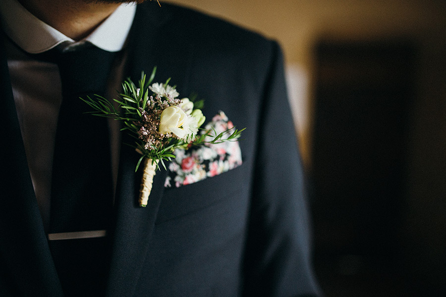 Inspiration boutonnière mariage - Tenue du marié