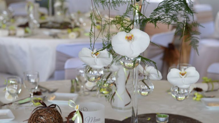 Une table de mariage chic & simple ! | Mariée.fr