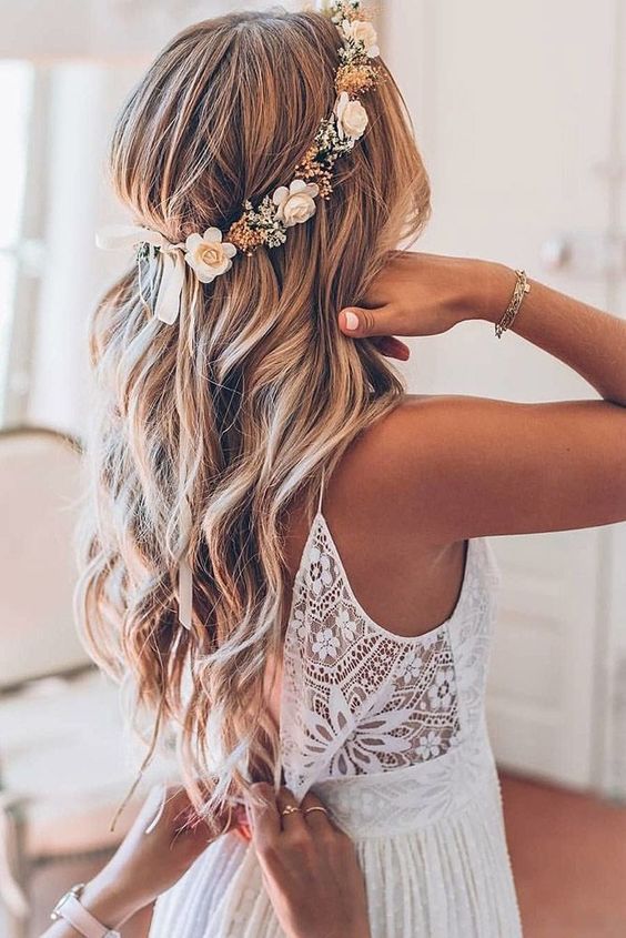 Couronne de fleurs pour mariée stylée : les plus belles idées pour