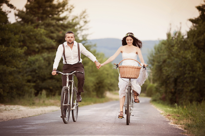 arrivée des mariés en vélo
