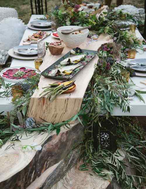 Présentation buffet avec verrines décorée de fleurs