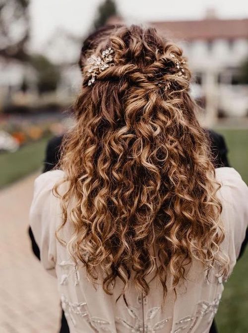 coiffure mariage cheveux bouclés