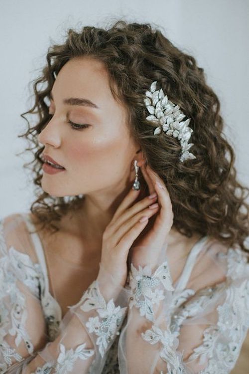 coiffure mariage cheveux bouclés