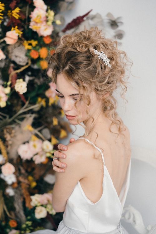 coiffure mariage cheveux bouclés