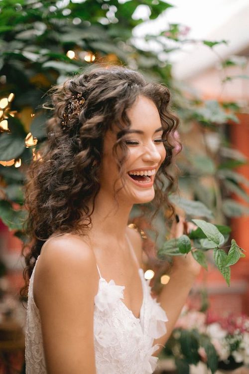 coiffure mariage cheveux bouclés