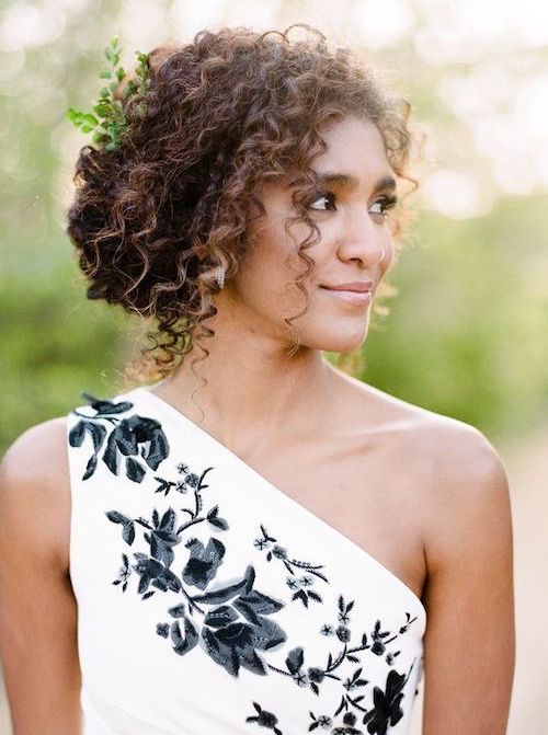 coiffure mariage cheveux bouclés