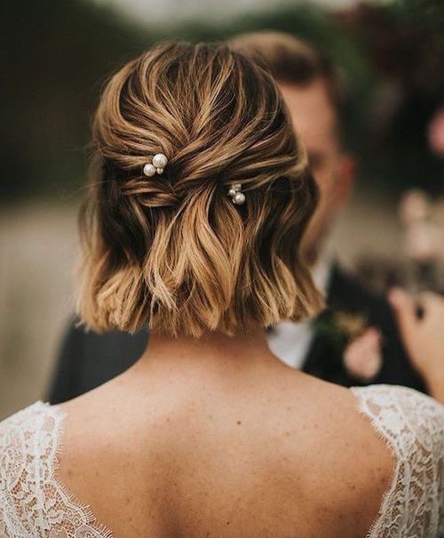 coiffure mariage cheveux carré