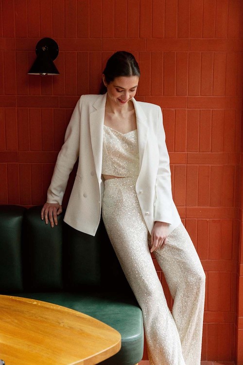 Le tailleur pantalon femme : comment être une mariée tendance ?